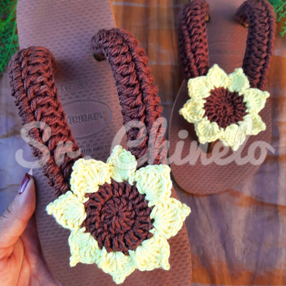 Chinelo Marrom Girassol Crochê - Tatiana Saturnino