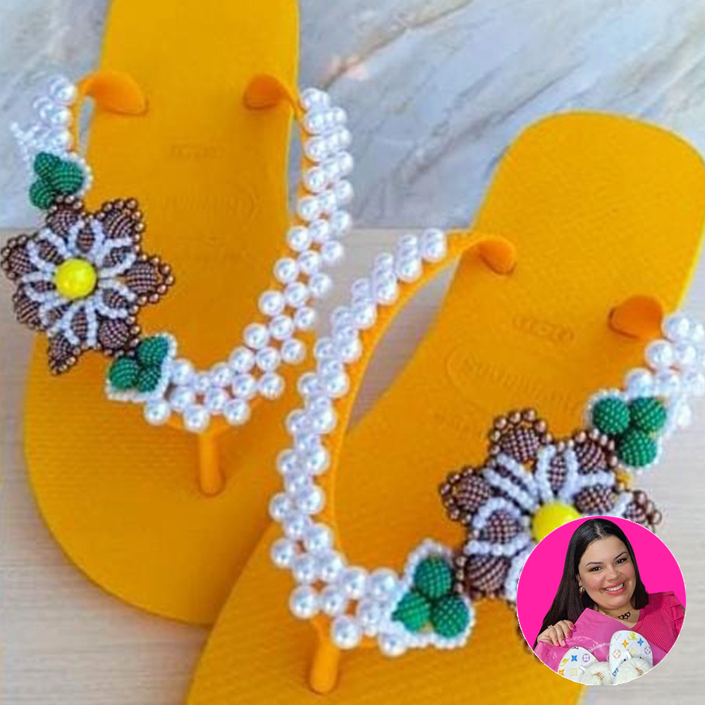 Chinelo com Trama de Flores - Mileni Fernandes