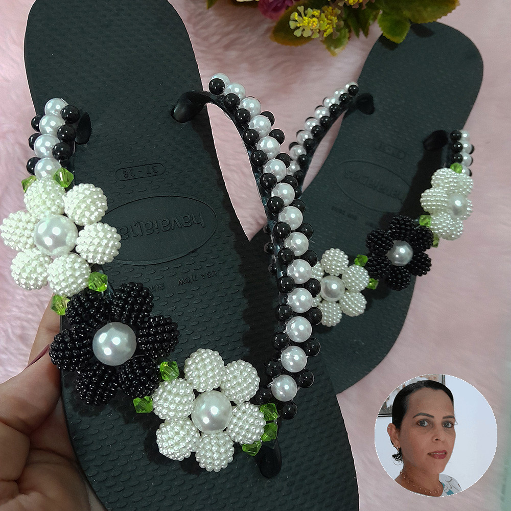 Chinelo Flor Pérolas Preta e Branca - Jamille Custódio