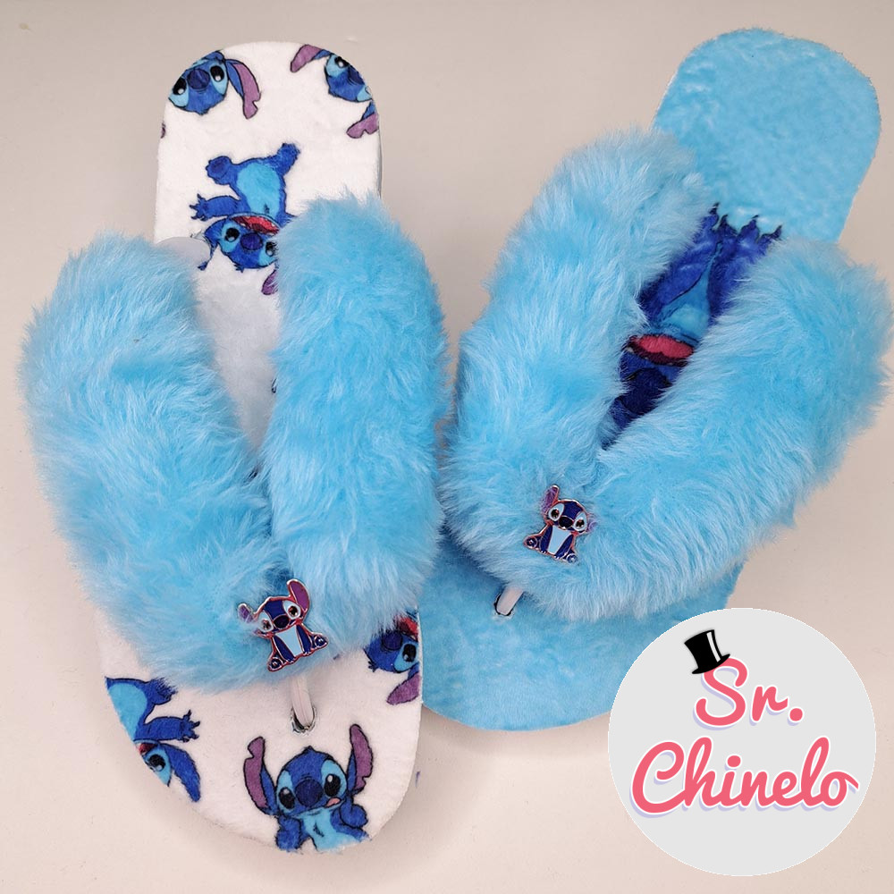 Chinelo com Lonita Pelúcia, Tiras Encapadas com Enchimento e Piercing de Rebite Stitch