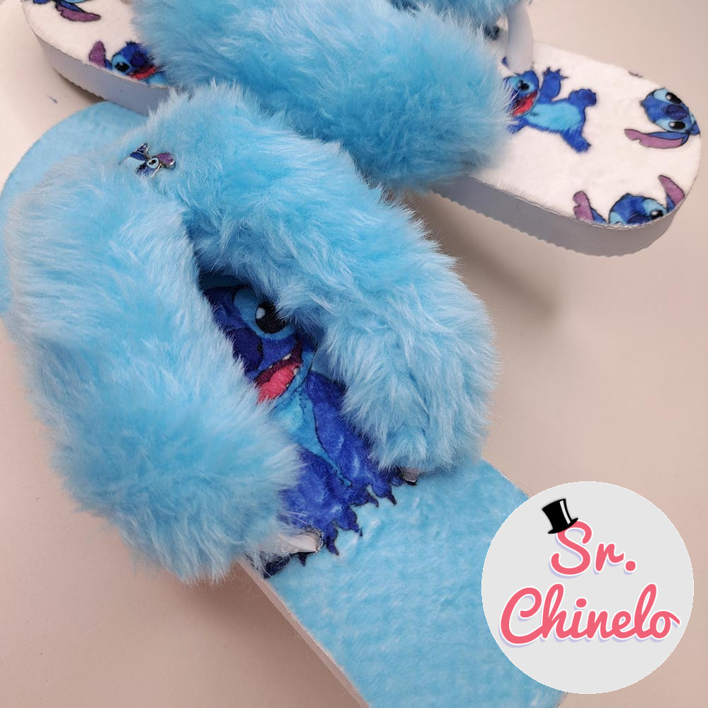 Chinelo com Lonita Pelúcia, Tiras Encapadas com Enchimento e Piercing de Rebite Stitch