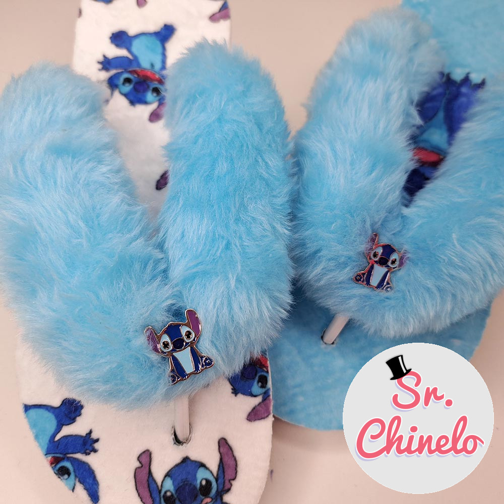 Chinelo com Lonita Pelúcia, Tiras Encapadas com Enchimento e Piercing de Rebite Stitch