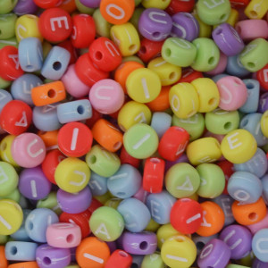 Miçanga Plástica, Letras Vogais, Redondo 07mm, Colorido/Branco