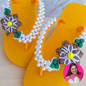 Chinelo com Trama de Flores - Mileni Fernandes